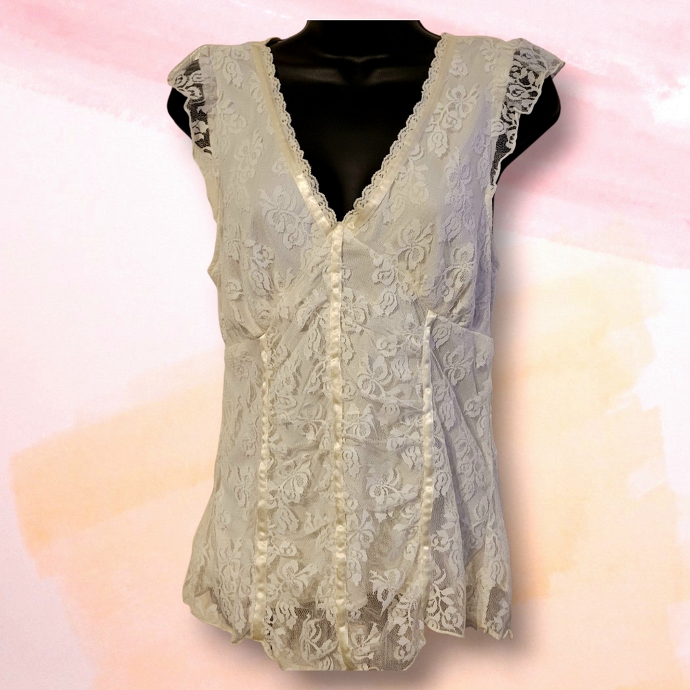 Pretty, Cream, Lace V-neck Top Size Medium Heart Soul - LIKE NEW Condition